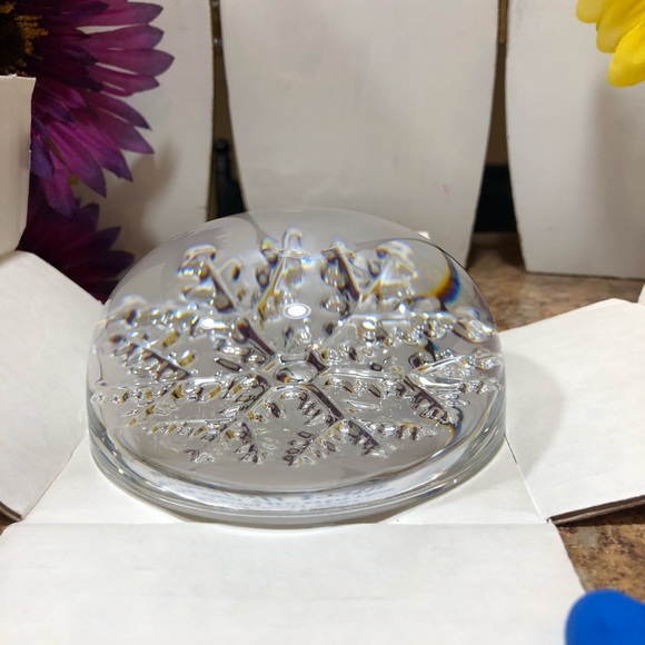 Vintage Avon Individually Made Crystal Snowflake Paperweight In Original Box - Picture 13 of 16